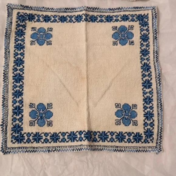 4 Tea  Napkins - Picture 3 of 7